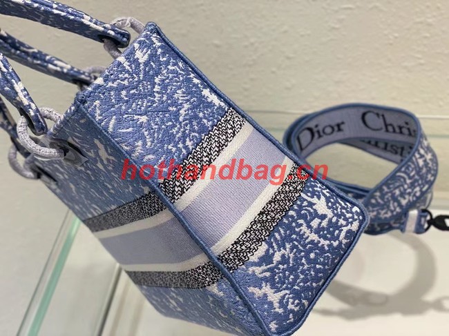 MEDIUM LADY D-LITE BAG Blue Dior Brocart Denim-Effect Embroidery M0565