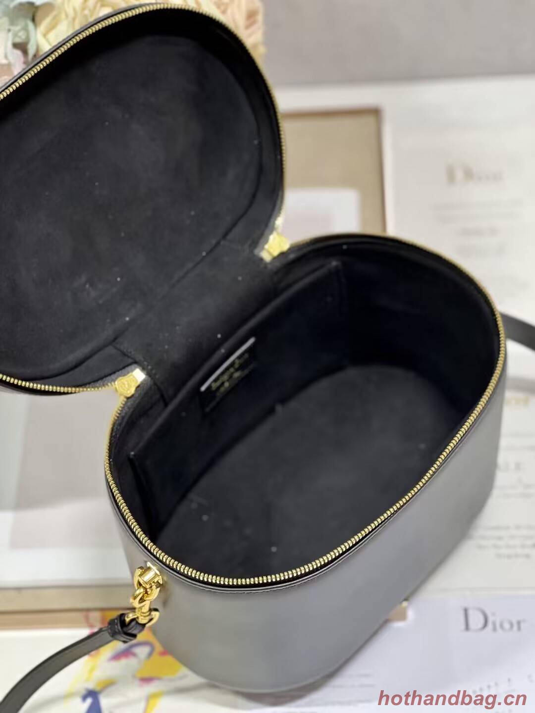 MEDIUM CD SIGNATURE VANITY CASE Calfskin with Embossed CD Signature S2202UTZQ BLACK MEDIUM CD SIGNATURE VANITY CASE Calfskin with Embossed CD Signature S2202UTZQ BLACK