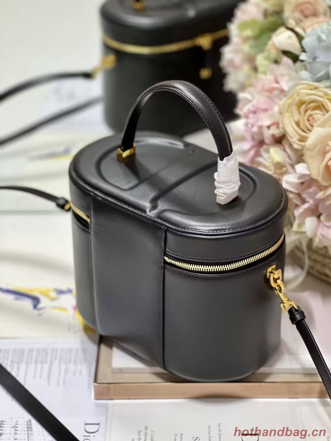 MEDIUM CD SIGNATURE VANITY CASE Calfskin with Embossed CD Signature S2202UTZQ BLACK MEDIUM CD SIGNATURE VANITY CASE Calfskin with Embossed CD Signature S2202UTZQ BLACK