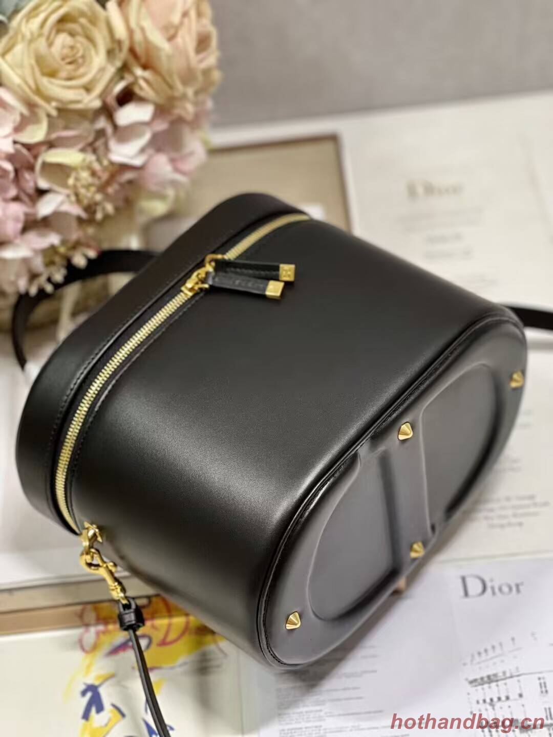 MEDIUM CD SIGNATURE VANITY CASE Calfskin with Embossed CD Signature S2202UTZQ BLACK MEDIUM CD SIGNATURE VANITY CASE Calfskin with Embossed CD Signature S2202UTZQ BLACK