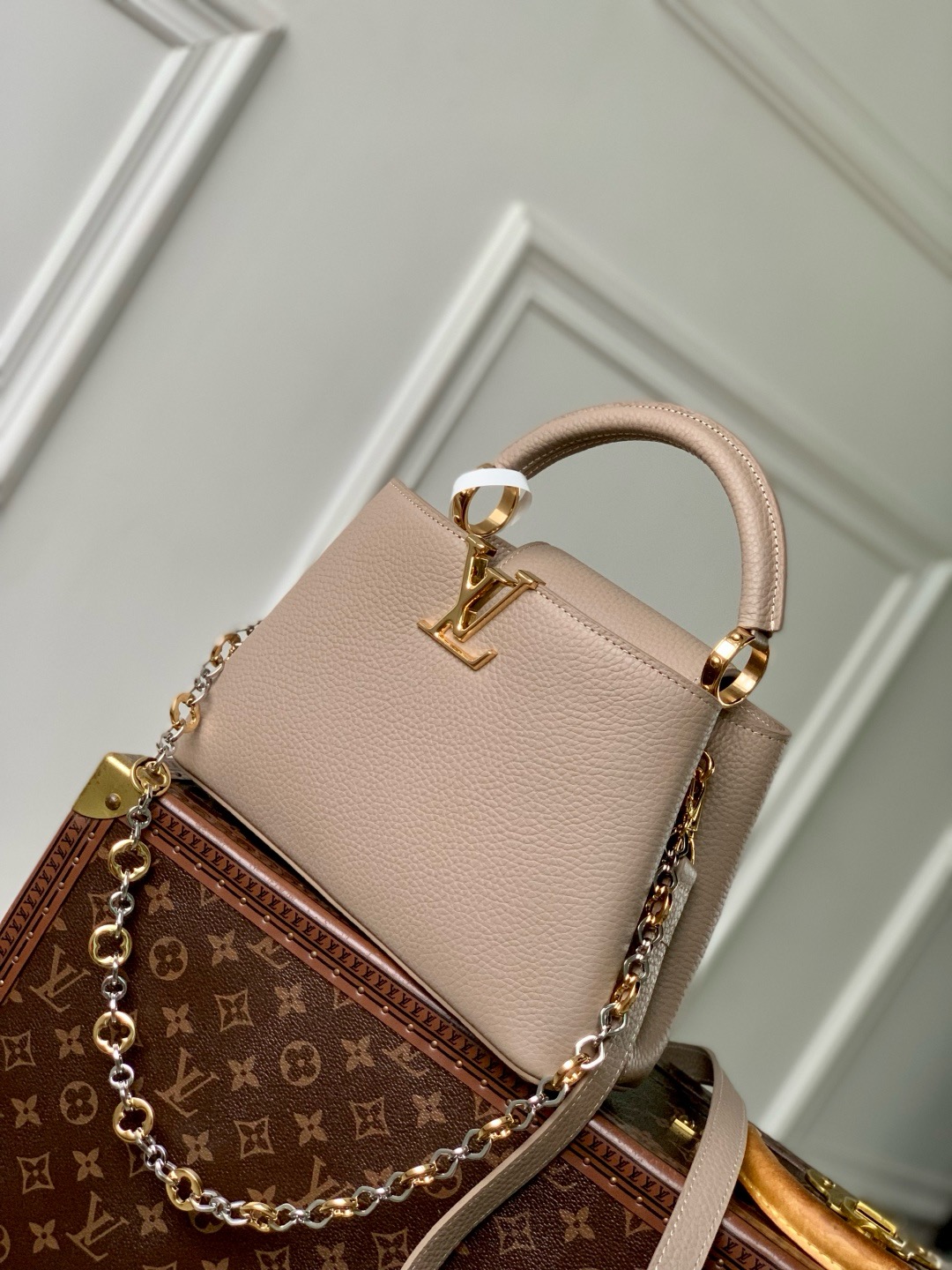 Louis Vuitton Capucines MM M12935 Galet Gray